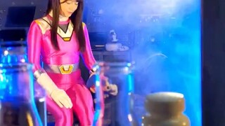 Nữ chiến binh dễ thương trong bộ đồ màu hồng mặc đồng phục chiến đấu không đội mũ bảo hiểm và rất gh
