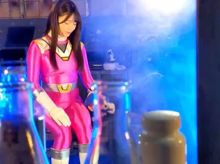 The cute pink female warrior wears combat uniform without a helmet. I envy this mascot.