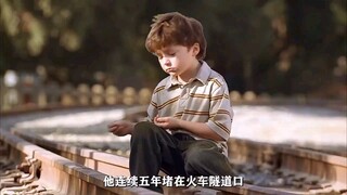 Seorang anak laki-laki duduk di rel kereta api selama 5 tahun, tetapi tidak ada kereta yang menabrak