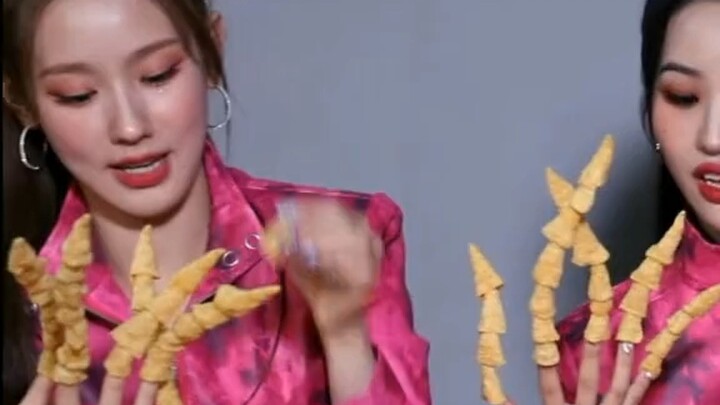 Quét: Các bạn cố lên, tôi ăn nhẹ một lúc đã.