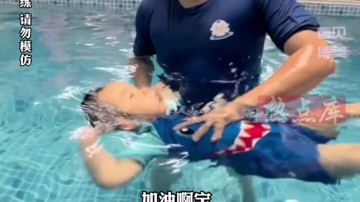 Coach Simulates a Child Falling Into the Water to Test Their Self-Rescue Skills