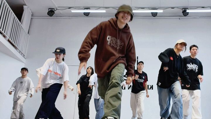 Buổi tập hiphop chủ đề gọng kính cỡ lớn kiểu Nhật đã kết thúc hoàn hảo – lớp tập tăng cường độ cho c