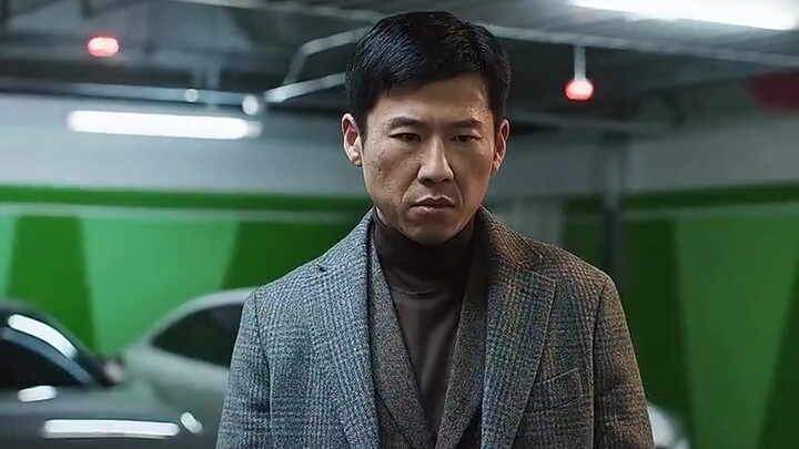 Orang duduk di rumah, panci jatuh dari langit