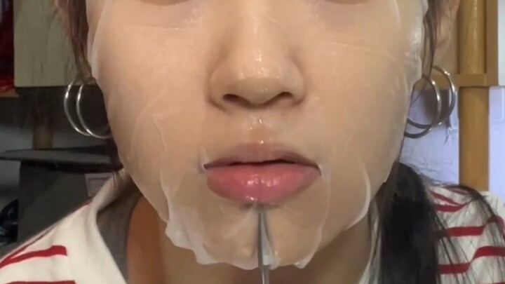 The 3+2 scissors method for applying a facial mask is a bit tricky