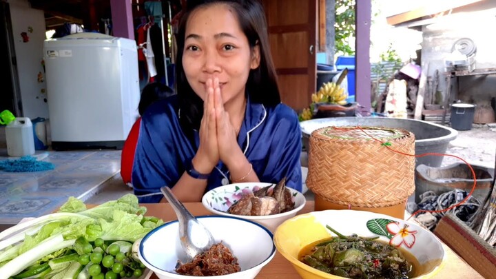 ข้าวเช้าค่ะข้าวเหนียวปลาร้าสับปลาแห้งทอดกับแกงอ่อมปูนาค่ะ