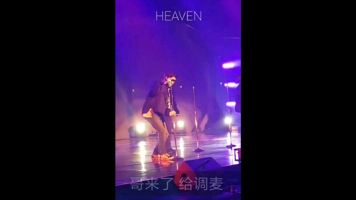 [EXO] Park Chanyeol: It’s My Responsibility to Adjust the Mic for Guys with Short Legs!