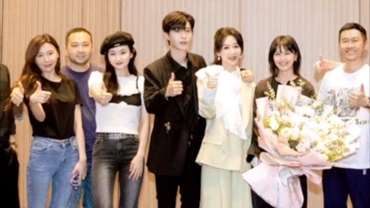 【หยางจื่อ】ภาพถ่ายร่วมกันหลังปิดกล้องล่าสุด x คัทของหวงอิงจื่อที่เก็บได้จากคลิปพิเศษวันปิดกล้องของเพื