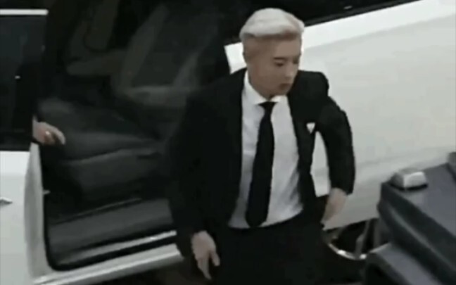 [Blindingly White] Director Park has come to pick up his little one from school and take them home!