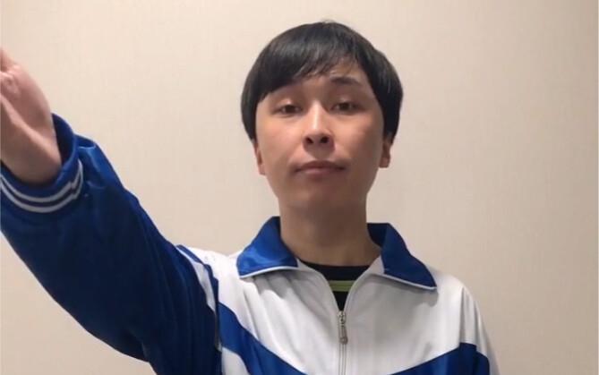 Kamu pasti pernah bertemu dengan teman sekelas yang presentasi seperti ini...