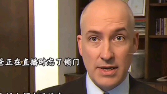 A foreign dad forgot to lock the door during a live broadcast, and his daughter walked in with a big