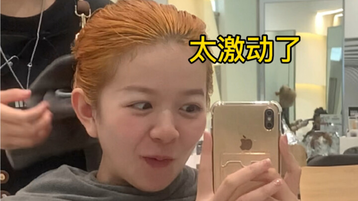 Aku mewarnai rambutku! Sangat cantik!