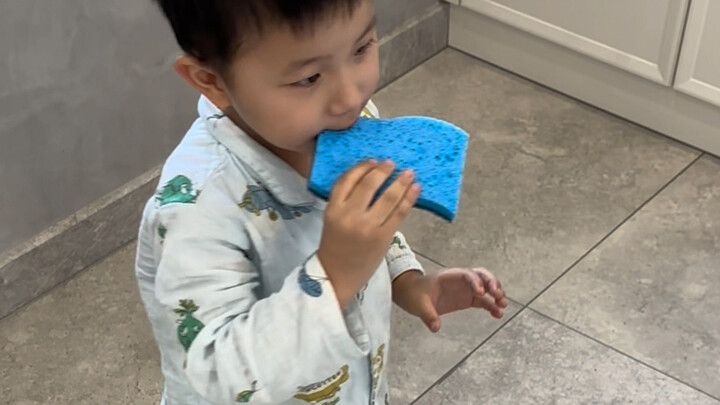 他觉得洗碗布是蛋糕