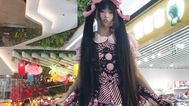 [Little Tongqi’s first-ever experience wearing black stockings] It seems black stockings look a bit 