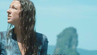 女人被困荒岛，徒手幹掉三条巨鲨