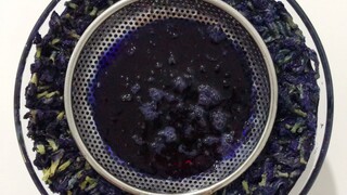一盆蝶豆花汁来洗蛋蛋家染成红豆沙的白豆沙，再做成滴蜡千层。