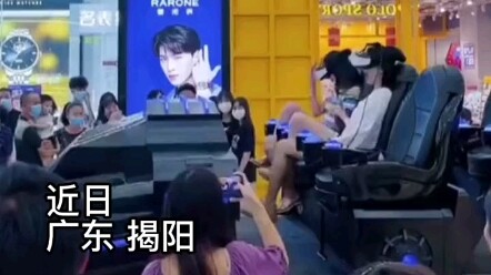 Major social embarrassment: Two women scream while playing VR in a mall, drawing a crowd…