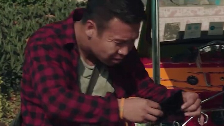 Chàng trai trẻ muốn chết nhưng bị nhầm là một điệp viên FBI. Những tên tội phạm bị tra tấn và đầu hà