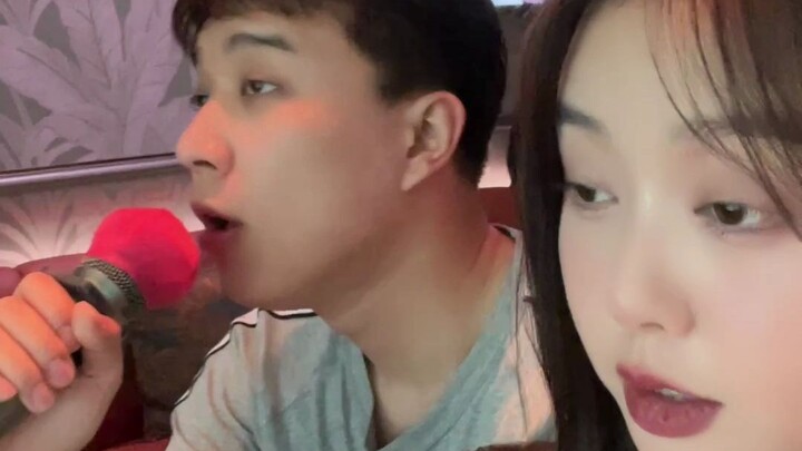 Sekretaris bos bernyanyi karaoke