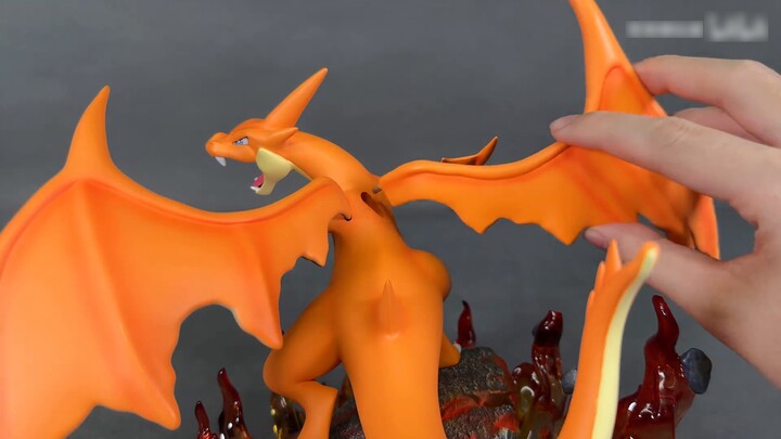 มีสี่แบบให้เลือกในช่วงแรก ได้แก่ รูปปั้น Mega Charizard, สเปรย์ XY Pikachu | เวิร์คช็อปไข่ไข่ และรูป