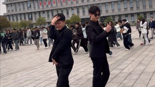 As soon as the music started, Brother Lei made a brilliant appearance
