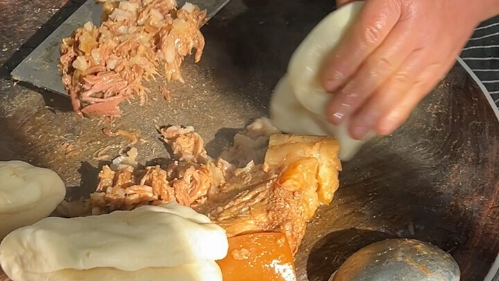 Shaanxi old man’s signature meat sandwich that makes you grin from ear to ear!