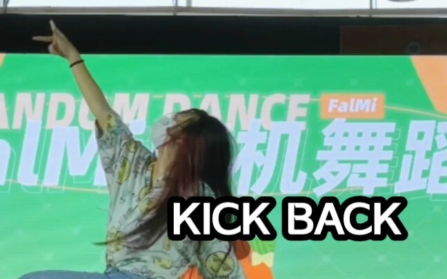 Berubah menjadi Chainsaw Man dan menari mengikuti lagu "KICK BACK"