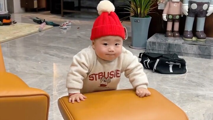 Điều gì khiến ánh mắt của bé một tuổi trở nên kiên định đến vậy!