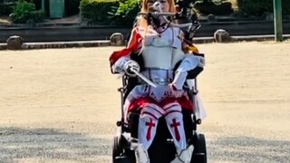 Asuna ngồi xe lăn với máy trợ thở
