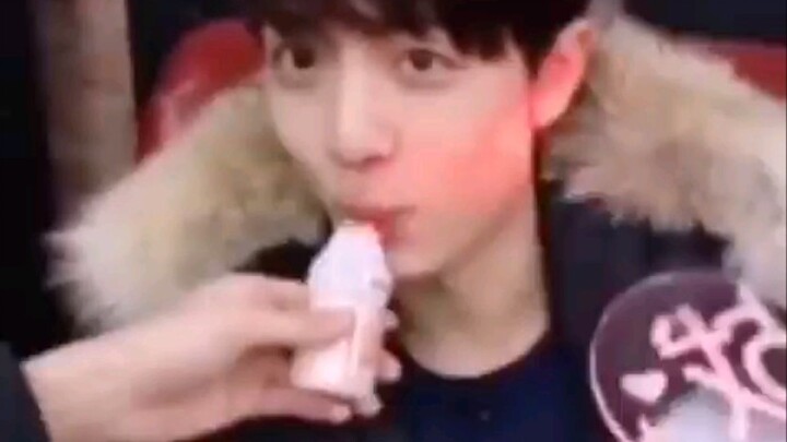 [Xiao Zhan] gg I’m so drunk, why don’t I apply milk~