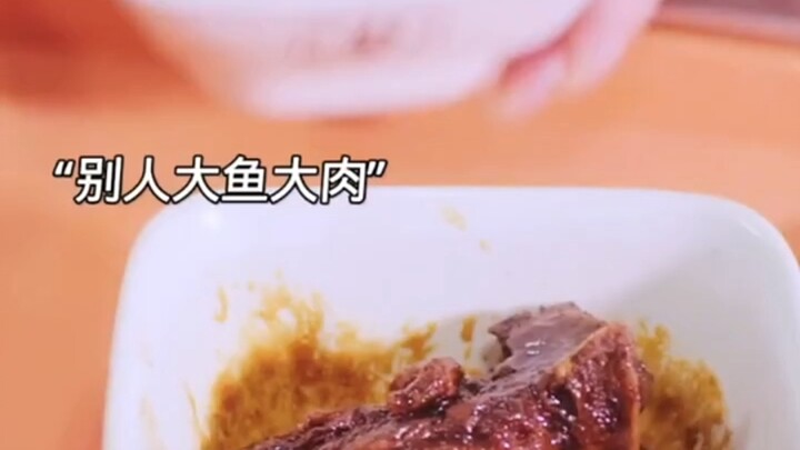 穷学生没钱吃不饱饭 同学做法暖到我了"一起同过窗 "校园生活 ，够意思够义气"钱，只有在衣食无忧的人眼里才是脏的"，