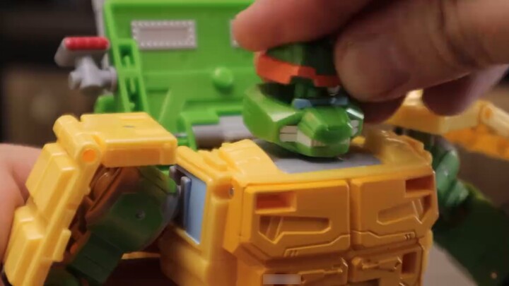 Four turtles in one box can transform! Transformers Ninja Turtles joint car