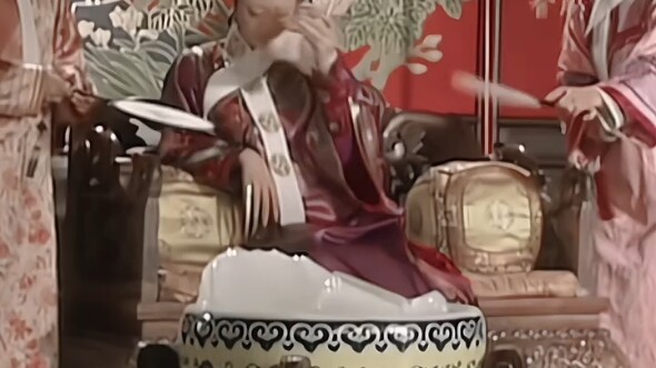 รายละเอียดคือเมื่อความโปรดปรานของฮองเฮาฮวาลดน้อยลง เย็นในวังอี้คุนก็ลดน้อยลงไปด้วย ซึ่งจำนวนน้ำแข็งท