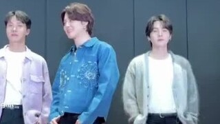 Xu hướng TikTok của BTS: Thích phần phụ nữ xinh đẹp (2022.4.8)