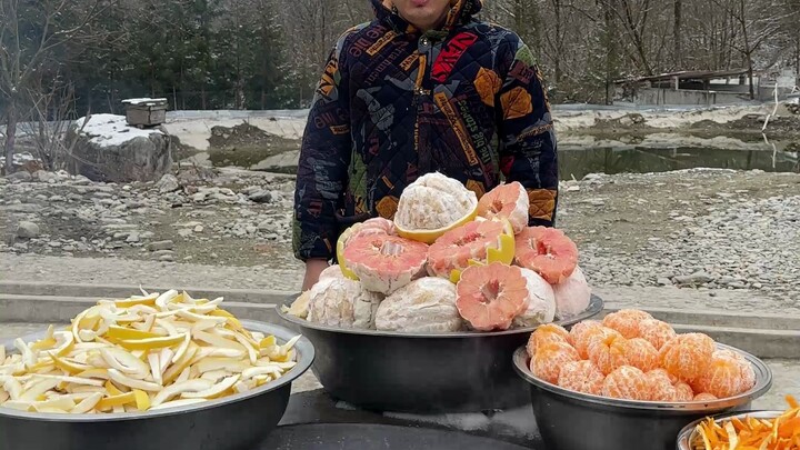 Dạo này ho mãi không khỏi, chắc là phổi bị tổn thương rồi, làm ngay một nồi trà bưởi mật ong thôi.