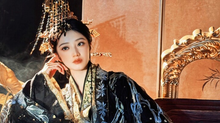 [Prosperous World · Male Consort Arc] “Does Your Majesty favor me because I resemble the Late Empero