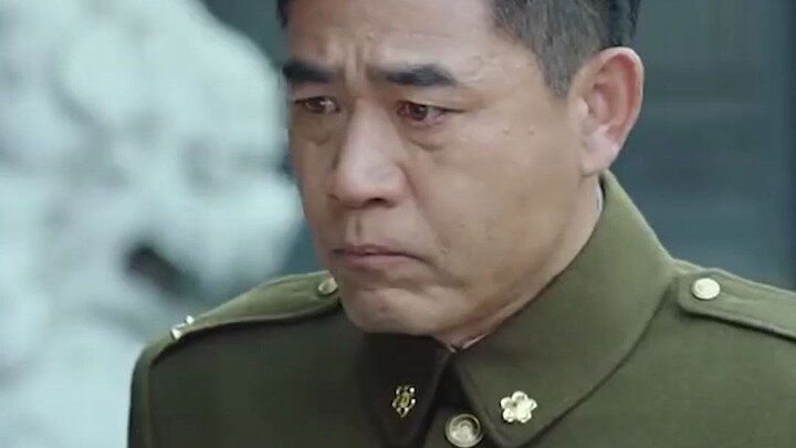 ขอทานเฒ่าขอข้าวตามท้องถนน ผู้บัญชาการเดินผ่านมาเห็นเหรียญกล้าหาญของเขา จึงเข้าไปประคองเขาเข้าบ้านเพื