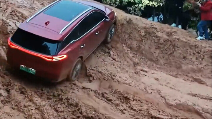 เถ้าแก่ที่เนินเขาผู๋ซาน ตัวพ่อแห่งความเกรี้ยวกราด – รถดันดินยี่ห้อ BYD พลังแรงจัด!