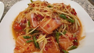 ส้มตำแซลมอลเผ็ดๆ Spicy green papaya salad with raw Salmon(ส่งท้ายคริสต์มาส)