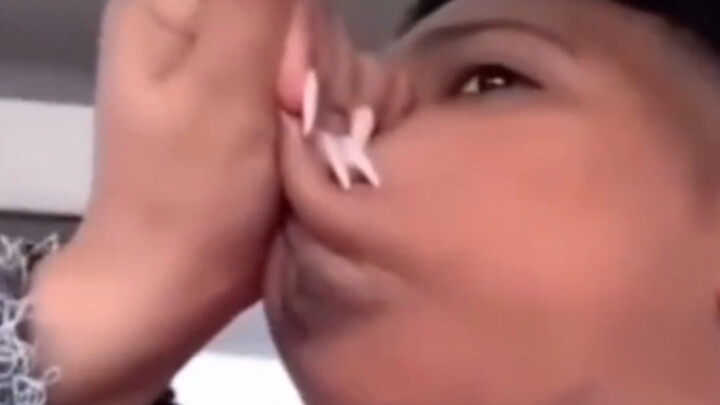 “Đừng dùng cái môi dày của mày mà nói mấy lời vớ vẩn thế!”