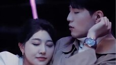 On the wedding night, he went to pick up the white moonlight who returned to China and let her stay