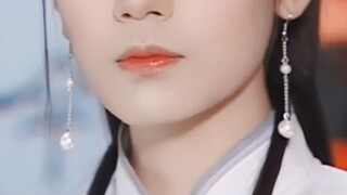 古装果然是她的统治区，虽然是冷门角色，也不妨碍美的淡雅脱俗！