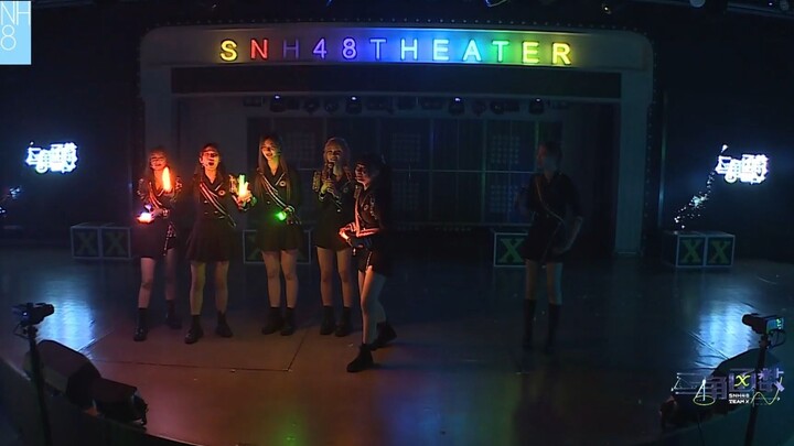 مجموعة من الأشخاص المهووسين بطلب الـEncore وتم سحبهم خارجًا بواسطة القائد