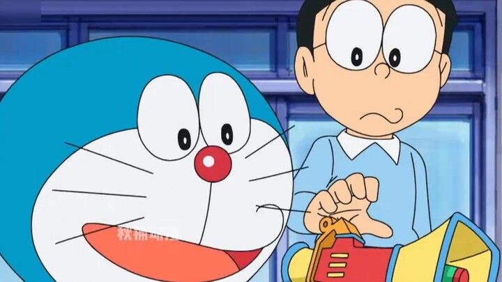 โดเรมอน: ชายอ้วนสีฟ้าถูกโนบิตะแปลงเป็นหลอดไฟโดยใช้เสียงแตรซ้ำๆ