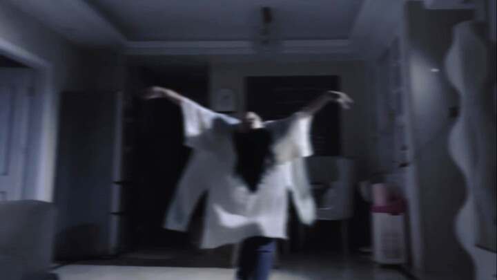 كنت أكتب الواجبات حتى منتصف الليل، وفجأة انتابني شعور غريب، فتخيلت نفسي كإحدى الزوجات المهجورات في ا