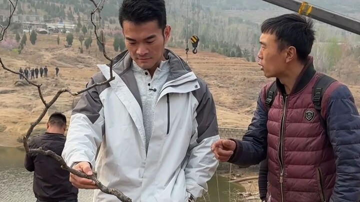Anh cả tự chế pin sạc dự phòng chỉ trong nháy mắt, mà thời lượng sử dụng lên tới mười ngày—quả nhiên