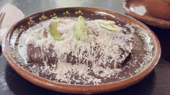 Enfrijoladas con queso y aguacate