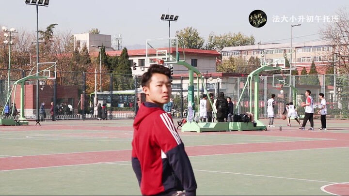 "Tarian Mengangkat Bahu Universitas China untuk Ilmu Hukum dan Politik" Tarian Mengangkat Bahu Unive