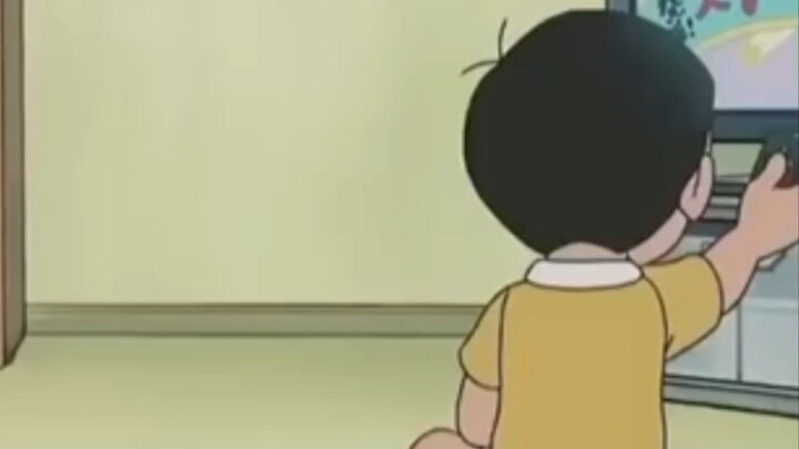 nobita melihat tv