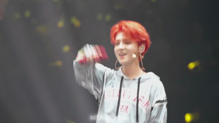 ฉันมองดูเวลาที่เหลืออยู่น้อยเต็มที อยากอธิษฐานขอพร อยากมีอีกวันกับเธอ พรุ่งนี้ของเรายังมีอยู่ | ทัวร