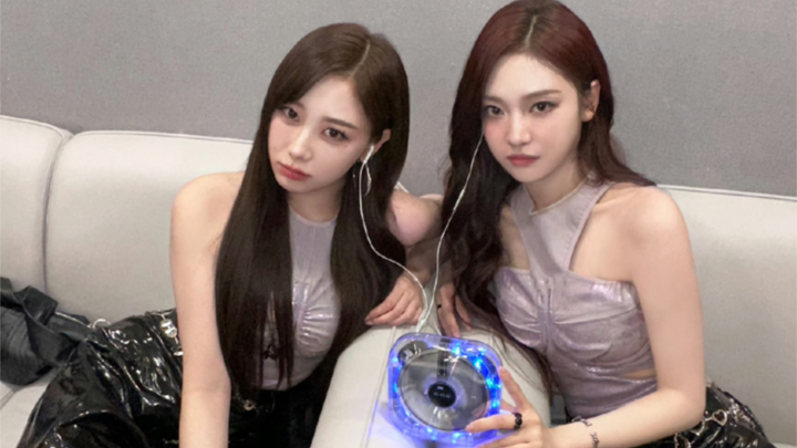 Các thành viên aespa mỗi người đều có một máy nghe CD album Armageddon